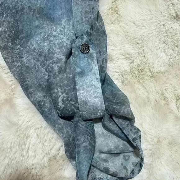 Shyanne blue/grey sheer pocket button down tie down women’s top size small NWT - Picture 12 of 14